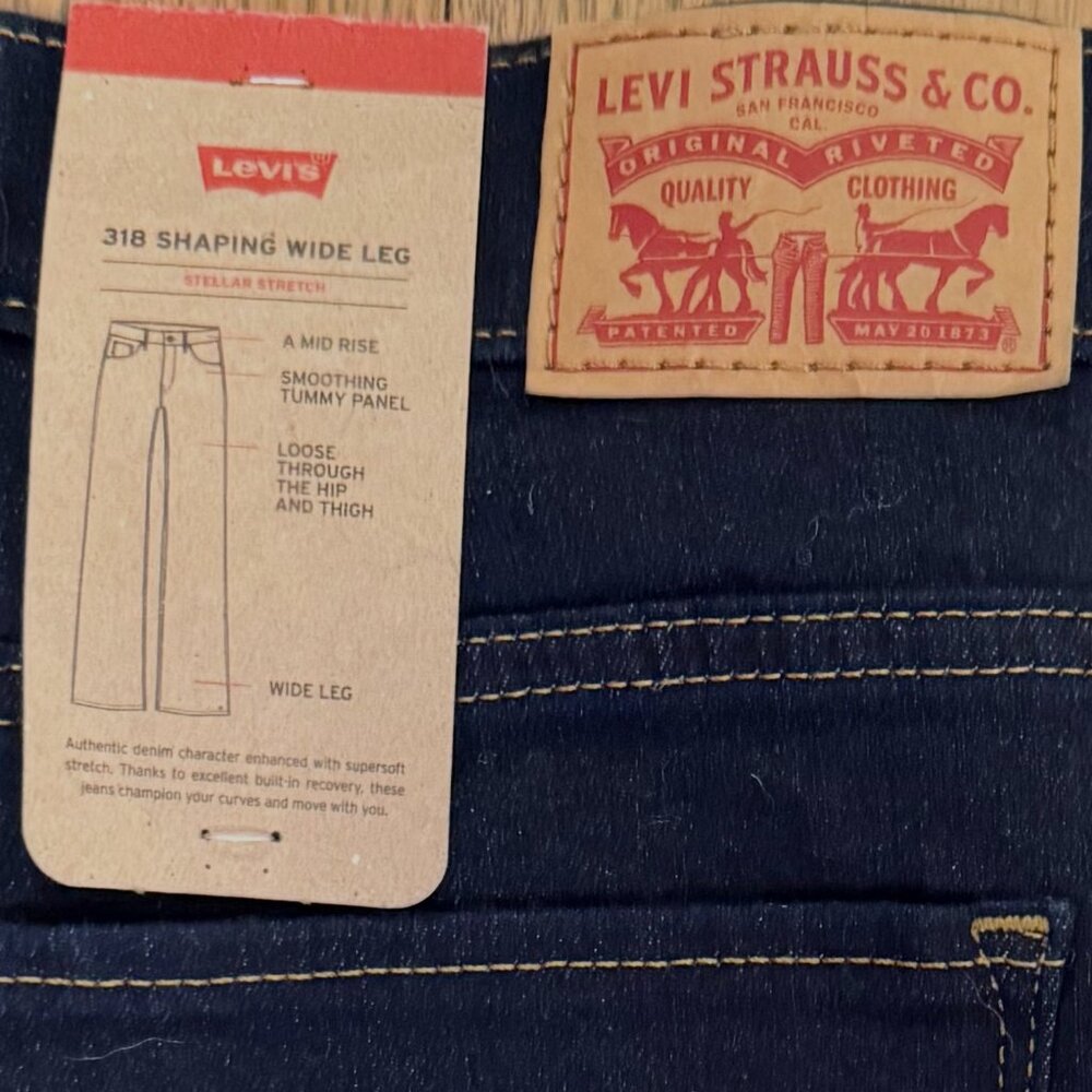 Levi's Women's 318 Shaping Wide-Leg jeans - Picture 2 of 5